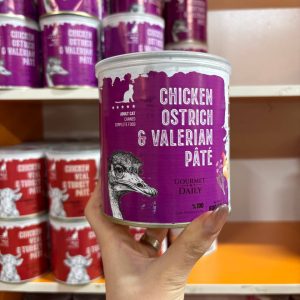 کنسرو ۸۰۰ گرمی دی پی اس گربه با طعم مرغ و شترمرغ و سنبل الطیب